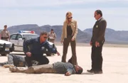 Kurz nach dem Überfall werden in der Wüste die Leichen der Bankräuber gefunden, und wieder führt für (v.l.) Grissom (William Petersen), Catherine (Marg Helgenberger) und Capt. Brass (Paul Guilfoyle) die Spur zu Sam Brown.  +++
