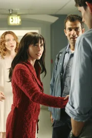 Melinda (Jennifer Love Hewitt, 2.v.l.) wird von Brads (Christian Camargo, r.) verstorbener Frau Hope (Erica Leerhsen, l.) um Hilfe gebeten. Doch was hat Bobby (Dariush Kashani, 2.v.r.) mit dem Fall zu tun?