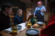 Magnus (Sven Henriksen, 2.v.r.) hat ein traditionelles norwegisches Gericht zubereitet. Bevor sie essen dürfen, müssen sich Jake (Paul McGann, l.), Annika (Nicola Walker, 2.v.l.) und Morgan (Silvie Furneaux, r.) noch einen kleinen Vortrag dazu anhören.