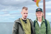 "Achja" wird sich Alligatoah (li.) nach dieser Kurzstrecke denken, denn sie war mehr als ok. Aber was will man auch erwarten, wenn Pierre M. Krause Dich mit dem Boot auf Rügen zu Deinem Konzert begleitet. Da wird man dann auch mal redselig und plaudert eben private Details aus. Naja und die Sache mit Camp David vergessen wir einfach...
