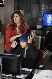Nicht nur beruflich haben es Laura (Debra Messing, l.) und Meredith (Janina Gavankar, r.) mit schwierigen Beziehungsverhältnissen zu tun ...