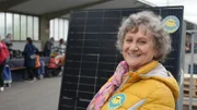 Renate Schultes, Vorstandsmitglied des Vereins "Solar 2030 e.V."  wirbt für die Aktion "Balkonsolar für Alle" bei der Tafel München.