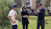 Ella möchte sich einen Platz im Gemeinschaftsgarten zum Anpflanzen verschiedener Gemüse sichern und ist die erste Interessentin bei Michael und Lothar