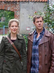 NDR Fernsehen HEITER BIS TÖDLICH: MORDEN IM NORDEN, "Der letzte Gang", am Donnerstag um 23:30 Uhr. Finn Kiesewetter (Sven Martinek, r.) und Elke Rasmussen (Tessa Mittelstaedt, l.) auf dem Weg zu Marianne Lünde.