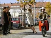 Sarah (Alexa Maria Surholt) wird vor der Klinik von einem unverschämten Mopedfahrer um ein Haar über den Haufen gefahren.
