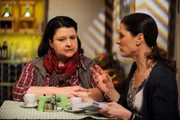 Monika beschwert sich bei Annalena über den rüden Umgangston in der Lansinger Amtsstube. Von links: Monika Vogl (Christine Reimer) und Annalena Brunner (Heidrun Gärtner).