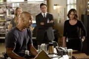 Als ein Serientäter in Bakersfield, Kalifornien, sein Unwesen treibt, müssen JJ (A. J. Cook, hinten l.), Hotch (Thomas Gibson, hinten M.) und Morgan (Shemar Moore, vorne) mit Hilfe der neuen Kollegin Agentin Kate Callahan (Jennifer Love Hewitt, hinten r.) alles tun, um ihm das Handwerk zu legen ...