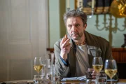 Lucian Shirewell (Peter Serafinowicz), exzentrischer Künstler und Alleinerbe, will den Rest seiner Familie vom Anwesen verbannen. Steckt er hinter der Mordserie?