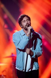 MDR FERNSEHEN SEMPEROPERNBALL 2025 - MAX GIESINGER, Nach der Balleröffnung wird Max Giesinger mit seinen Songs das Opernparkett zum Beben bringen. Gemeinsam mit seiner Band präsentiert der Sänger das große Live-Konzert direkt aus der Semperoper.