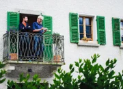 SRF bi de Lüt Wunderland - Bergell GR Staffel 4, Episode 8 Besuch bei Bruno Ritter in Borgonovo: Moderator Nik Hartmann mit Bruno Ritter auf seinem Balkon