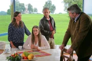 Im Bild: Als die Rosenheimer Ermittler (Dieter Fischer, r.; Florian Fitz, 2.v.r.) die Todesnachricht überbringen, reagieren die Brandls (Olga Kolb, l.; Sina Wilke, 2.v.l.) bestürzt.
