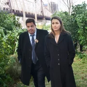Erin (Bridget Moynahan, r.) und Anthony (Steve Schirripa,l.) finden eine ermordete Prostituierte in einem Gebüsch. War sie die mysteriöse zweite Augenzeugin, die Erin zur Aufklärung ihres aktuellen Falls gebraucht hätte?