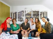V.l.: Kandidatin Christina mit ihrer Oma Maria, Davina, Jeana, Girogina, Olivia