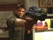 Riley (Marc Blucas) muss sich gegen einen Rivalen zur Wehr setzen.