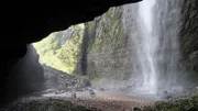 Bei den Dreharbeiten an Venezuelas Tafelbergen nutzt die Crew einen Wasserfall, um ihre Ausrüstung zu waschen.