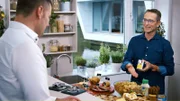 Thorben M. (li.) soll ab sofort Kaliumsalz nehmen. Denn Kalium wirkt blutdrucksenkend, erklärt ihm Matthias Riedl (re.).