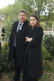 L-R: Steve Schirripa als Anthony Abetemarco, Bridget Moynahan als Erin Reagan.