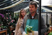 Theresa (Ines Lutz, l.); Hans (Ralph Schicha, r.)