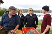 Julia Demmler und Nele Fehrenbach befragen Johannes Roth und dessen Sohn Michael Roth erneut, da inzwischen feststeht, dass Greta nie in Australien war.