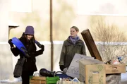 Nina findet im Sperrmüll noch ein paar brauchbare Sachen. Von links: Nina Kreutzer (Andrea Schmitt) und Yvonne Preissinger (Alexa Eilers).