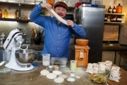 Wie backt man ein Eiweißbrot? Sebastian Lege probiert es aus.