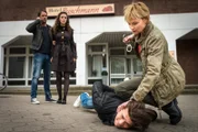 Melanie (Sanna Englund, r.) hat Marinas (Katharina Rivilis, 2.v.l.) Freund Boris (Eugen Bauder, M.) überwältigt. Er wollte verhindern, dass sie und Mattes (Matthias Schloo, l.) die Prostituierte mit aufs Revier nehmen.