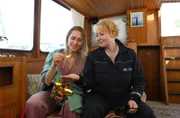 Clara Scherzinger (Liliane Zillner, l.) hilft Nele Fehrenbach (Floriane Daniel, r.) bei den Ermittlungen.