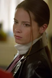 Piper (Holly Marie Combs) muss sich mit der bösen Zauberin auseinandersetzen ...