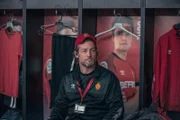 Polizist Max Winter (Julian Looman) ist großer Fußballfan und erfüllt sich während der Ermittlungen seinen Traum, einmal ein Trainer zu sein.
