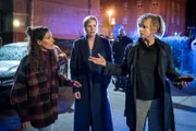 Kim Nowak (Amy Mußul, l.) und Ina Zimmermann (Melanie Marschke, M.) sprechen mit der aufgewühlten Katharina Vollmers (Caroline Hanke, r.), deren Sohn spurlos verschwunden ist.