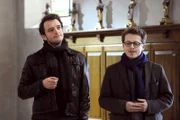Florian hakt den Ministranten-Dienst endgültig ab, hat aber für Pauli eine gute Tat vollbracht. Von links: Florian Brunner (Tommy Schwimmer) und Pfarrer Simon Brandl (Ferdinand Schmidt-Modrow).