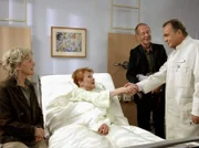 Gerda (Antje Hagen) und Robert (Hans Peter Korff) fühlen sich auch heute noch an Paula (Renate Schroeter) gebunden und umsorgen sie im Krankenhaus nach ihren Wünschen.