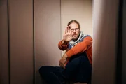 René (39) hat in seiner Beziehung Gewalt erlebt. Mehrheitlich sind Männer Täter von Partnerschaftsgewalt – doch auch Frauen werden in vermeintlichen Liebesbeziehungen übergriffig und gegenüber ihren Partnern zu Tätern.