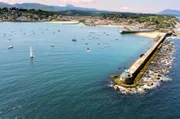 In der Bucht von Saint-Jean-de-Luz lagern die Weinfässer von Emmanuel Poirmeur unter Wasser.