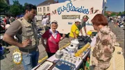 Trödelprofi Sükrü (li.) versucht mit Lieselotte und ihrer Familie auf dem Flohmarkt sein Glück