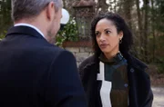 Der verzweifelten Nicole tut es gut, als Erik sie verständnisvoll tröstend in den Arm nimmt.