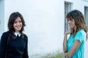 Alejandra (Verónica Sánchez, l.) im Gespräch mit Verónica (Irene Accos).