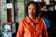 Charlayne Woodard (Gertrude).