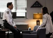 Assistant Chief John Suarez (Jimmy Smits, l.); Rosa Suarez (Rose Bianco, r.)