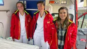 Anna darf heute mit Tierärztin Julia (Mitte) und Tierarztassistentin Viola im Tierrettungswagen zu den Einsätzen fahren. Weiteres Bildmaterial finden Sie unter www.br-foto.de.