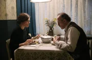 Elisabeth Behnke (Fritzi Haberlandt) unterstützt ihren Untermieter Samuel Kaltenbach (Karl Markovics) bei seinen Recherchen.