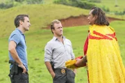 Als bei der Nachstellung einer historischen Schlacht einer der Krieger ermordet aufgefunden wird, beginnen Steve (Alex O'Loughlin, l.) und Danny (Scott Caan, M.) mit den Ermittlungen und stoßen dabei auf Duke Lukela (Dennis Chun, r.). Doch hat er mit dem Mord etwas zu tun?