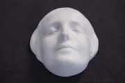 Die Totenmaske der Unbekannten aus der Seine fasziniert die Menschen. Es tragen wohl viele Reanimations-Übungspuppen das Gesicht der "Unbekannten aus der Seine".