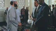 Mousah Salim alias Greg Landen (Wil Horneff, l.) war einer von Louise Murdochs härtesten Gegnern und gerät in Verdacht, sie und ihren Mann erschossen zu haben. Die Detectives Green (Jesse L. Martin, r.) und Briscoe (Jerry Orbach) nehmen ihn fest.