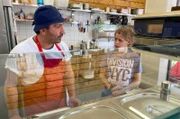 Es gibt ihn an fast jeder Ecke – den Döner. Daher führt die heutige Spurensuche Elisabeth u. a. in eine Döner-Drehspießfabrik. Nhung ermittelt mit Koch Felix Denzer, ob es auch fleischlose Alternativen zum Nachmachen gibt und Ole widmet sich mit Viktoria Ganß den chemischen Fragen rund um Hefe und Gemüse. Ein spannender Fall! - Ole lernt von Tarik Kara, wie man Dönersoße herstellt.