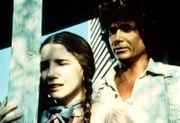 Charles (Michael Landon, r.) versucht Laura (Melissa Gilbert, l.), die Schuld an Jordans Unfall auszureden.