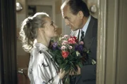 Mit einem Blumenstrauß "überfällt" Prof. Keilmann (Dietrich Mattausch) seine Geliebte Karin Birger (Gundula Köster) in ihrer Wohnung.