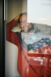 René (39) hat in seiner Beziehung Gewalt erlebt. Es gibt vereinzelt Schutzwohnungen, die von Gewalt betroffene Männer aufsuchen können.