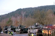 hr-fernsehen NATO – WER WIRD EUROPA SCHÜTZEN?, Ein Film von Friederike Rohmann und David Holland, am Donnerstag (13.02.25) um 22:55 Uhr. Der Film blickt, anlässlich des 75. Jahrestages der NATO-Gründung auf Deutschlands Rolle im Militärbündnis. Was wurde in den letzten Jahren versäumt und muss sich jetzt ändern? Wie gut ist Deutschland auf den Kriegsfall vorbereitet? Und wenn sich die USA zurücknehmen, kann Deutschland überhaupt eine Führungsrolle in der NATO übernehmen? Friederike Rohmann und David Holland fragen, wohin und wie schnell das alles gehen wird. Der Film verfolgt eine Truppenverlegung der Bundeswehr in Richtung Baltikum und lässt internationale Expertinnen und Experten sowie aktive und ehemalige NATO-Befehlshaber zu Wort kommen. Im Fokus der Dokumentation liegen logistische Fragen und Problemen, mit denen die NATO konfrontiert ist. Außerdem werden die Schwachstellen von Artikel 5 - der NATO-Beistandserklärung offengelegt. Denn eindeutig geklärt ist die Situation bei einem Angriff auf ein NATO-Land nicht.