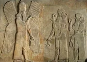 Fries mit der Darstellung eines geflügelten Geistes, eines Sargons oder Priesters, der eine Gazelle trägt, und eines Anbeters, der einen Mohnstängel trägt, aus dem Palast von Sargon I., Khorsabad, Irak (Stein), von Assyrer, (8. Jahrhundert v. Chr.); Louvre, Paris, Frankreich
